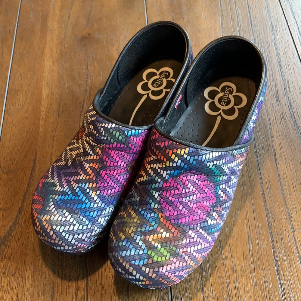 sanita closed back clogs